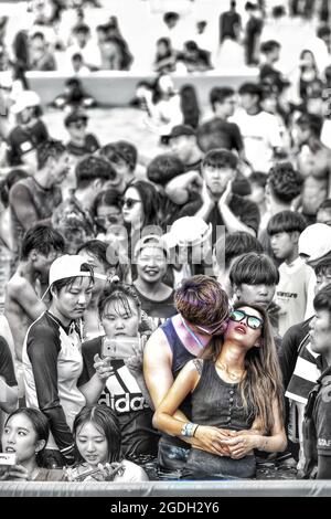 BUSA, COREA DEL SUD - 04 agosto 2020: Un'immagine semi-colorata di una giovane coppia abbracciata e baciata durante il festival del mare di Busan in Corea del Sud Foto Stock