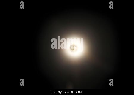 Luna di notte nel cielo nero Foto Stock