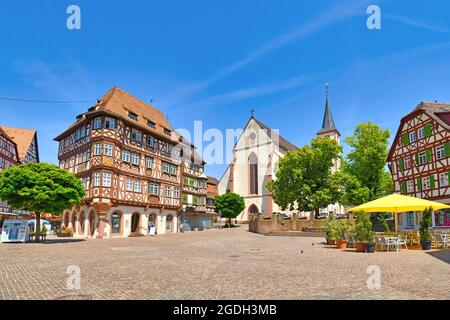 Mosbach, Germania - Giugno 2021: Mercato con case a graticcio nel centro storico della città in giornata di sole Foto Stock