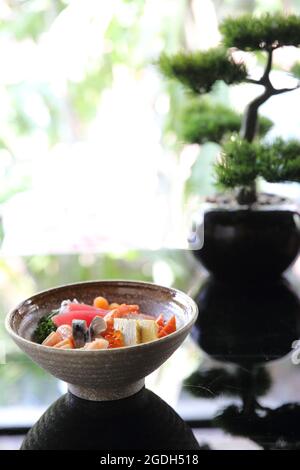 Sushi don , salmone crudo tonno polpo e uovo su riso Foto Stock