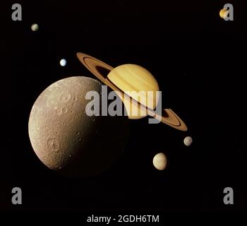 Un montaggio fotografico di foto di Voyager 1, che mostra Saturno e le sue lune di dimensioni planetarie. Sono Dione (fronte), Tethys e Mimas (destra), Enceladus e Rhea (destra) e Titan (in alto a destra). Foto Stock