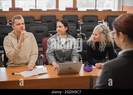 L'insegnante e gli studenti comunicano nella lingua dei segni in classe. Non udenti e non udenti Foto Stock