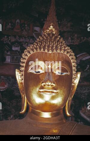 Thailandia. Bangkok. Wat Suthat Thepwararam. Statua del Buddha d'oro. Primo piano della testa. Foto Stock