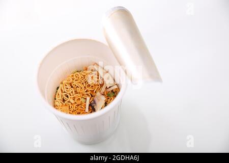 Tazza di tagliatelle isolata su sfondo bianco Foto Stock