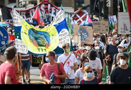 Francoforte, Germania. 13 Agosto 2021. 13 agosto 2021, Hessen, Francoforte sul meno: Numerosi manifestanti camminano attraverso il distretto bancario in una processione dimostrativa al venerdì per il futuro sciopero climatico centrale. Foto: Arne Dedert/dpa Credit: dpa Picture Alliance/Alamy Live News Foto Stock