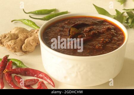 Il curry di zenzero è un curry di Keralite dolce e speziato di colore marrone scuro fatto di zenzero, tamarindo, peperoncino verde e gelificazione. È anche noto come Injipuli o. Foto Stock