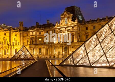 Serata nel cortile del Museo del Louvre, Parigi, Ile-de-France, Francia Foto Stock