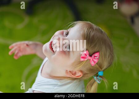 Un bambino soffia bolle, i bambini giocano con bolle di sapone Foto Stock