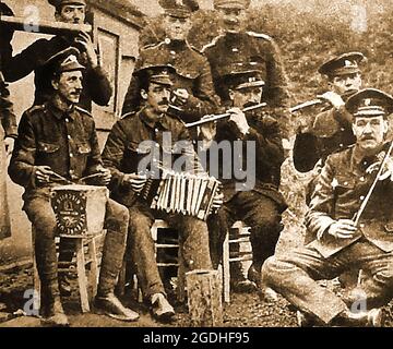 WWI - dietro le righe in Francia, i soldati britannici eseguono un intermezzo musicale per i loro compagni utilizzando principalmente strumenti di improvvisazione (compreso battere una scatola di biscotti come un tamburo) Foto Stock