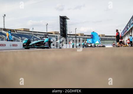 Berlino, Germania. 13 Agosto 2021. 10 Bird Sam (gbr), Jaguar Racing, Jaguar i-Type 5, pit lane dello stand d'azione durante l'ePrix di Berlino 2021, ottava riunione del Campionato del mondo di Formula e 2020-21, sul circuito Tempelhof Airport Street dal 14 al 15 agosto, a Berlino, Germania - Photo Germain Hazard / DPPI Credit: DPPI Media/Alamy Live News Foto Stock