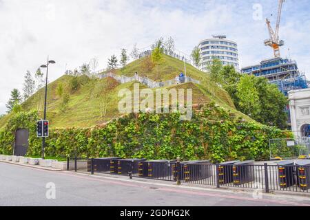 Londra, Regno Unito. 13 agosto 2021. Il Mound di Marble Arch. Vice leader del consiglio comunale di Westminster Melvyn Caplan si è dimesso come costi del salto artificiale collina a £6 milioni. (Credit: Vuk Valcic / Alamy Live News) Foto Stock