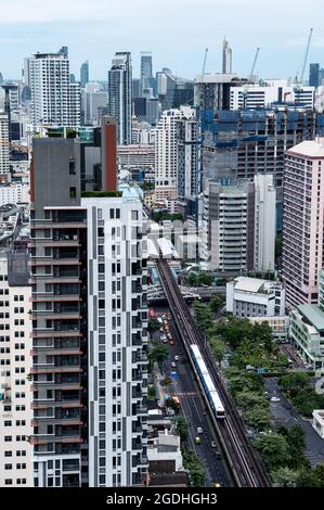 Vista aerea della città di Bangkok con edifici affollati e skytrain pubblico in Thailandia Foto Stock