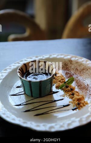 Torta di lava al cioccolato su sfondo di legno Foto Stock
