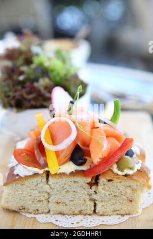 Salmone affumicato su pane tostato con verdure da insalata Foto Stock