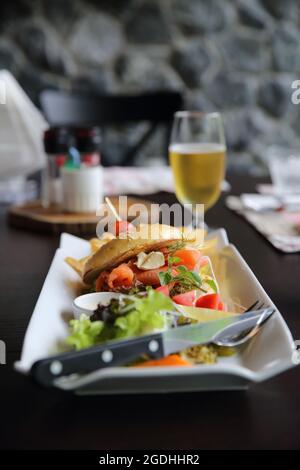 Salmone affumicato Bagel con verdure su fondo di legno Foto Stock