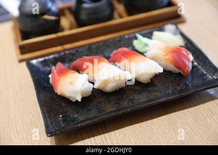 Surf clam nigiri sushi - stile cibo giapponese su sfondo di legno Foto Stock
