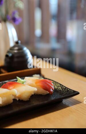 Surf clam nigiri sushi - stile cibo giapponese su sfondo di legno Foto Stock