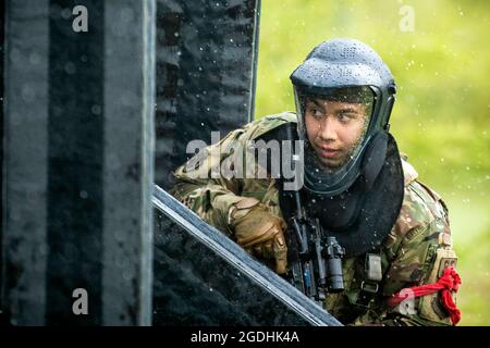 Airman prima Classe Luciano Medrano, 423rd Security Forces Squadron Response Force leader, scansiona il suo perimetro durante un esercizio di forza su forza al RAF Molesworth, Regno Unito, 21 maggio 2021. I difensori del 42nd e 423rd SFS si sono riuniti per allenarsi mentre hanno risposto a molteplici scenari volti ad affinare le loro abilità in situazioni di forza mortale. (STATI UNITI Air Force foto di Senior Airman Eugene Oliver) Foto Stock