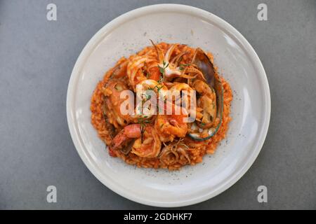 risotto di pesce con gamberi e calamari di muschio, cucina italiana sulla vista dall'alto Foto Stock