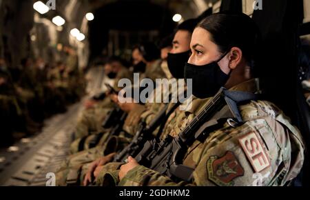 Senior Airman Annalisse Jaramillo, 349esimo membro della Security Force Squadron, attende il decollo in un C-17 Globemaster III durante l'esercizio Nexus Dawn alla Travis Air Force base, California, 24 aprile 2021. Nexus Dawn è un esercizio di preparazione progettato per testare la capacità di alcune unità Air Force Reserve di generare, impiegare e sostenere operazioni aeree in un ambiente di combattimento simulato. (STATI UNITI Air Force foto di 2° Lt. Daniel Phelps) Foto Stock