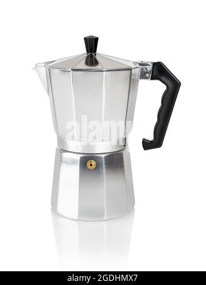 Macchina da caffè geyser isolata su sfondo bianco. Tradizionale moka pot italiano per preparare un espresso forte e scuro. Primo piano della caffettiera del geyser in metallo. Foto Stock