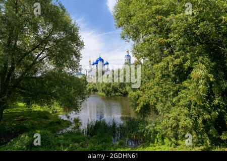 Un tipico paesaggio russo. Convento Santo Bogolyubsky. Bogolyubovo, Regione di Vladimir, Russia Foto Stock