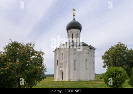 La Chiesa dell'intercessione della Vergine Santa sul fiume Nervi o 'Pokrova na Nervi'. Bogolubovo vicino a Vladimir, Russia Foto Stock