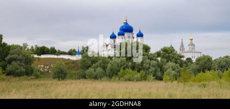 Un tipico paesaggio russo. Convento Santo Bogolyubsky. Bogolyubovo, Regione di Vladimir, Russia Foto Stock