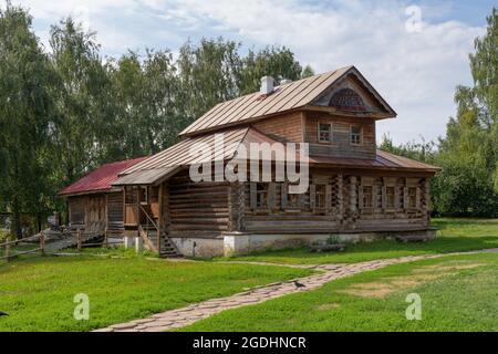 Una capanna di legno russa, la casa tradizionale di un contadino russo. Suzdal, Russia Foto Stock