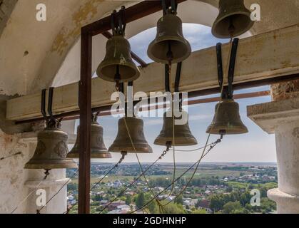 Campane sulla torre campanaria di St Euphrosye (Preobrazhenskaya). Suzdal, Russia Foto Stock