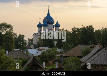 Veduta serale di Suzdal con Cattedrale della Natività della Vergine Maria. Suzdal, Russia Foto Stock