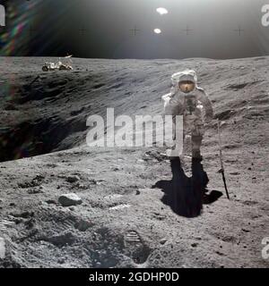 L'astronauta Charles M. Duke Jr., pilota di modulo lunare della missione di atterraggio lunare Apollo 16, è fotografato raccogliendo campioni lunari dalla superficie della luna. Foto Stock