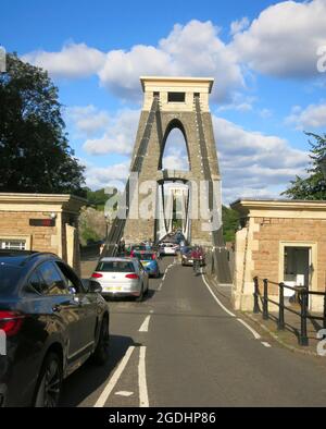 Traffico sul Clifton Suspension Bridge, Bristol, Regno Unito. Il Clifton Suspension Bridge è un ponte sospeso che attraversa la gola di Avon e il fiume Avon Foto Stock