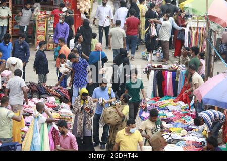 Dhaka, Bangladesh. 13 Agosto 2021. Il popolo del Bangladesh ha sfrontato un mercato senza preoccuparsi di distancamento fisico cruciale per controllare la diffusione del coronavirus (COVID-19), a Dhaka, Bangladesh, 13 agosto 2021. Foto di Kanti Das Suvra/ABACAPRESS.COM Credit: Abaca Press/Alamy Live News Foto Stock