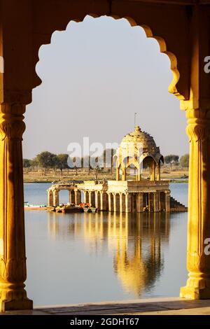 Tempio di Gadi Sagar sul lago di Gadisar Jaisalmer Rajasthan Foto Stock