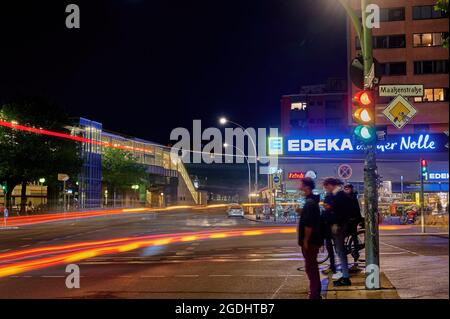 Berlino; Germania - 23 giugno; 2021: Ripresa notturna di un incrocio trafficato nel centro di Berlino con effetti fantasma a causa del lungo tempo di esposizione. Foto Stock