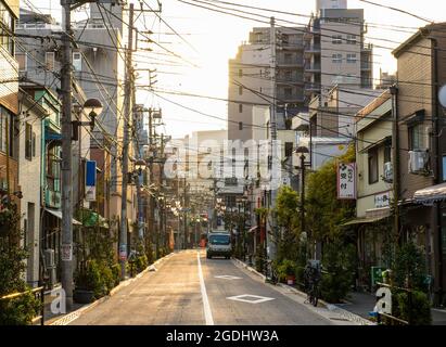 Strada vuota nell'area residenziale di Tokyo Foto Stock