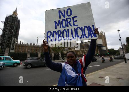 Londra, Regno Unito. 13 Agosto 2021. I manifestanti hanno in scena una manifestazione nel centro di Londra per dimostrare solidarietà ai manifestanti anti anti anti anti-governativi a Cuba. (Credit Image: © Tayfun Salci/ZUMA Press Wire) Credit: ZUMA Press, Inc./Alamy Live News Foto Stock