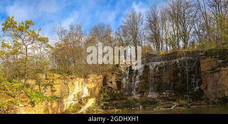 Cascata nel Sofievsky arboretum o Sofiyivsky Park a Uman, Ucraina, in una soleggiata giornata autunnale Foto Stock