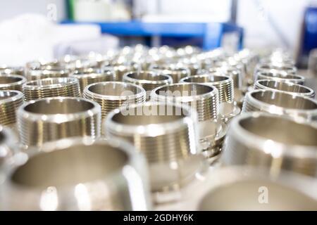 molti raccordi per tubi in metallo in una fabbrica di tubi Foto Stock