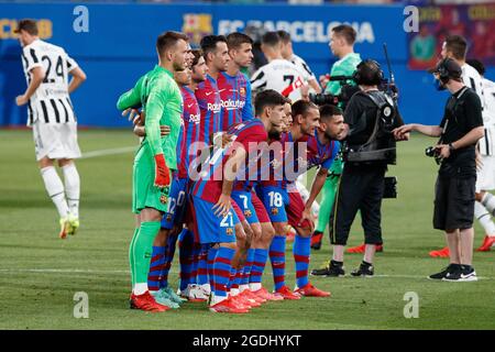 I giocatori del FC Barcelona precedono la partita del Trofeu Joan Gamper tra il FC Barcelona e la Juventus FC all'Estadi Johan Cruyff di Sant Joan Despi, Spagna. Foto Stock