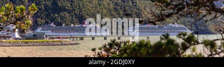 Skagway, Alaska, Stati Uniti d'America - 31 agosto 2018: Bellissimo scatto panoramico di Carnival Cruise Lines navi da crociera Carnival Legend e Carnival Splendor, e NOR Foto Stock