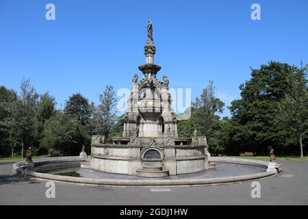 Stewart Memorial Fountain sormontata da una statua della Signora del Lago al Kelvingrove Park di Glasgow Foto Stock