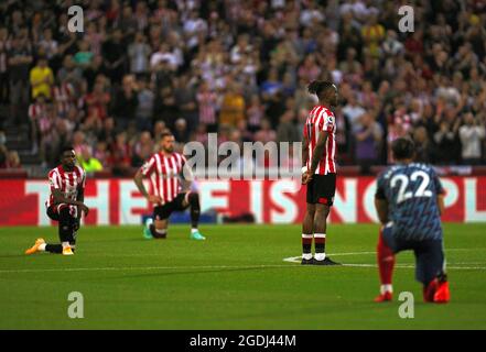 Ivan Toney di Brentford (seconda a destra) si erge mentre altri giocatori si sfidano prima della partita della Premier League al Brentford Community Stadium di Londra. Data immagine: Venerdì 13 agosto 2021. Foto Stock