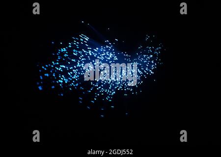 Particelle astratte blu e linee con bokeh e sfocatura su sfondo scuro. Foto Stock