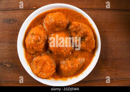 Delizioso contorno indiano di aloo con sugo di carne. Ricetta alimentare indiana patate da bambino verdure mangiate con riso o cappati serviti in ciotola Foto Stock