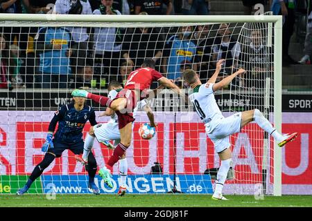 Monchengladbach, Germania. 13 Agosto 2021. 13 agosto 2021, Nord Reno-Westfalia, Mönchengladbach: Calcio: Bundesliga, Borussia Mönchengladbach - Bayern Monaco, giorno 1, Stadio im Borussia-Park. Robert Lewandowski di Monaco cerca di segnare con la testa. Foto: Federico Gambarini/dpa Credit: dpa Picture Alliance/Alamy Live News Foto Stock