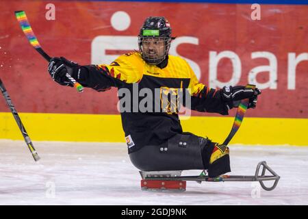 Dresda, Germania. 13 Agosto 2021. Para Ice hockey, partita internazionale, Germania - Svezia, all'EnergieVerbund Arena. Jörg Wedde, giocatore della nazionale tedesca di hockey su ghiaccio Para, si acclama dopo il suo obiettivo. Credit: Daniel Schäfer/dpa-Zentralbild/ZB/dpa/Alamy Live News Foto Stock