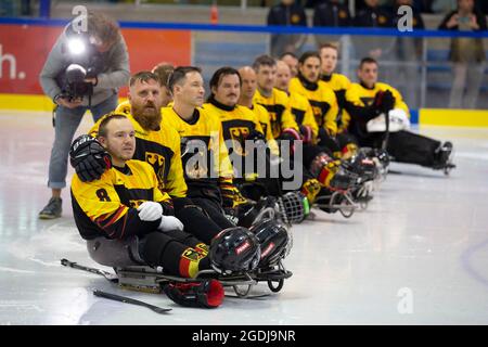 Dresda, Germania. 13 Agosto 2021. Para Ice hockey, partita internazionale, Germania - Svezia, nella EnergieVerbund Arena. Bernhard Hering (2° da sinistra) mette il braccio intorno a Frank Rennhack. La nazionale tedesca di hockey su ghiaccio Para viene girata sul ghiaccio. Credit: Daniel Schäfer/dpa-Zentralbild/ZB/dpa/Alamy Live News Foto Stock