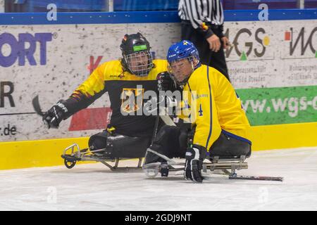 Dresda, Germania. 13 Agosto 2021. Para Ice hockey, partita internazionale, Germania - Svezia, all'EnergieVerbund Arena. Bernhard Hering (l), giocatore della nazionale tedesca di hockey su ghiaccio Para, e Johann Strakmark, giocatore della nazionale svedese di hockey su ghiaccio Para, in azione. Credit: Daniel Schäfer/dpa-Zentralbild/ZB/dpa/Alamy Live News Foto Stock